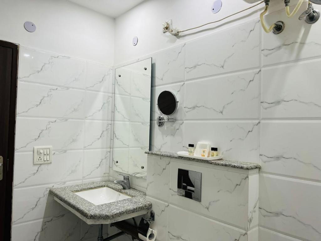 Hotel Whistling Greens Moga Zewnętrze zdjęcie